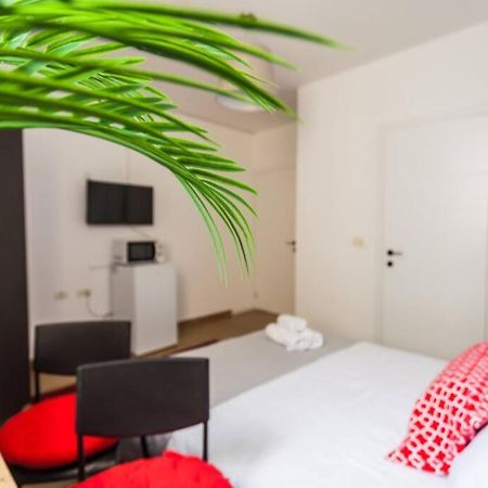 Апартаменты Perfectly Located Studio, Seaview, 2 Min To Sea! #6 Тель-Авив Экстерьер фото