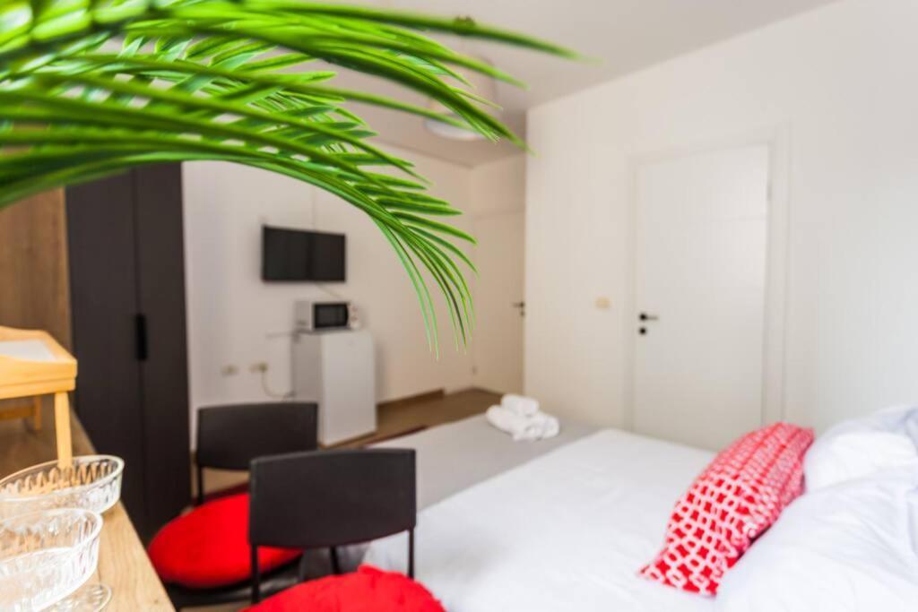 Апартаменты Perfectly Located Studio, Seaview, 2 Min To Sea! #6 Тель-Авив Экстерьер фото