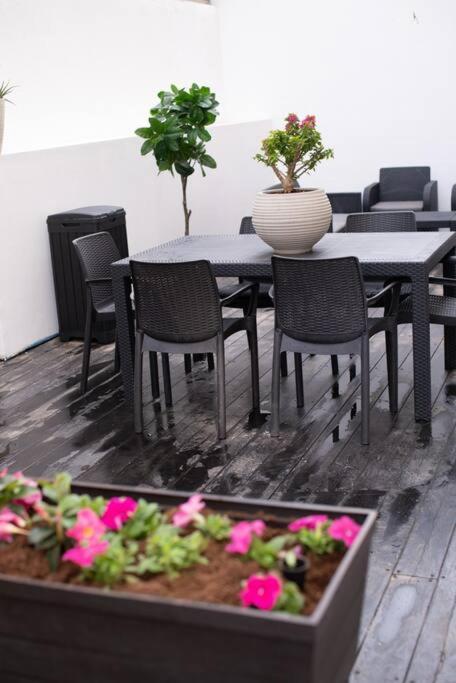 Апартаменты Perfectly Located Studio, Seaview, 2 Min To Sea! #6 Тель-Авив Экстерьер фото