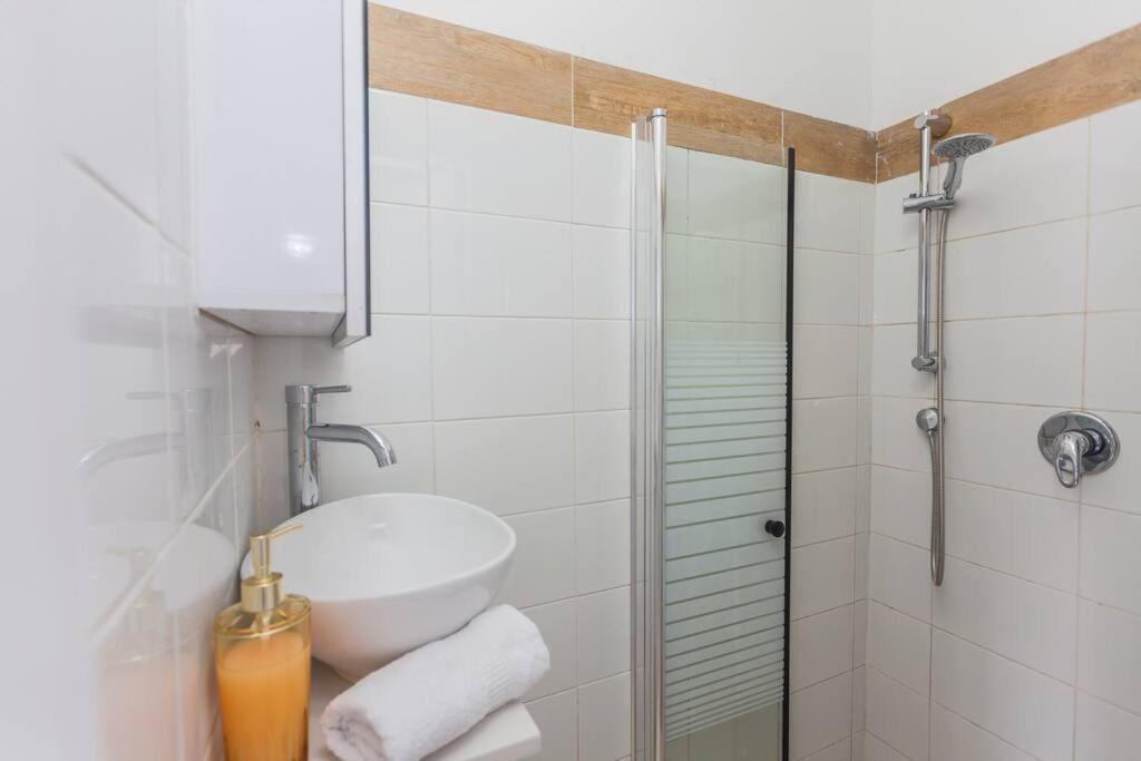 Апартаменты Perfectly Located Studio, Seaview, 2 Min To Sea! #6 Тель-Авив Экстерьер фото